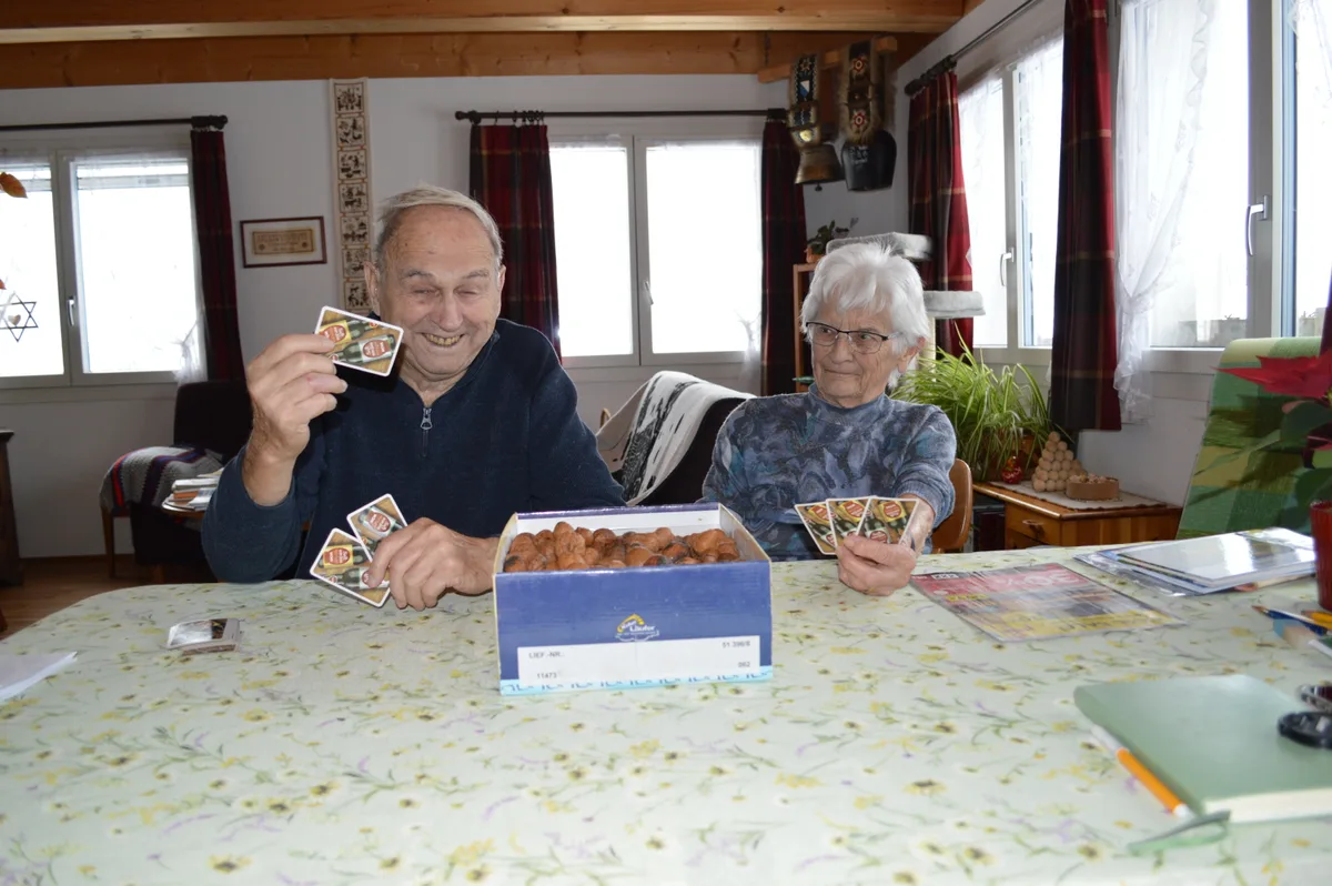Ein Mann und eine Frau spielen um Baumnüsse.